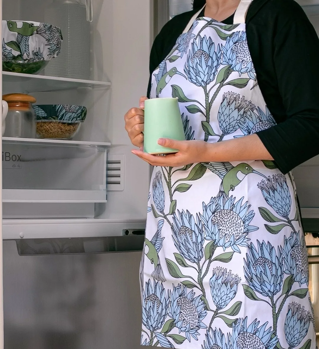 em-apron-protea-blue-on-white-01