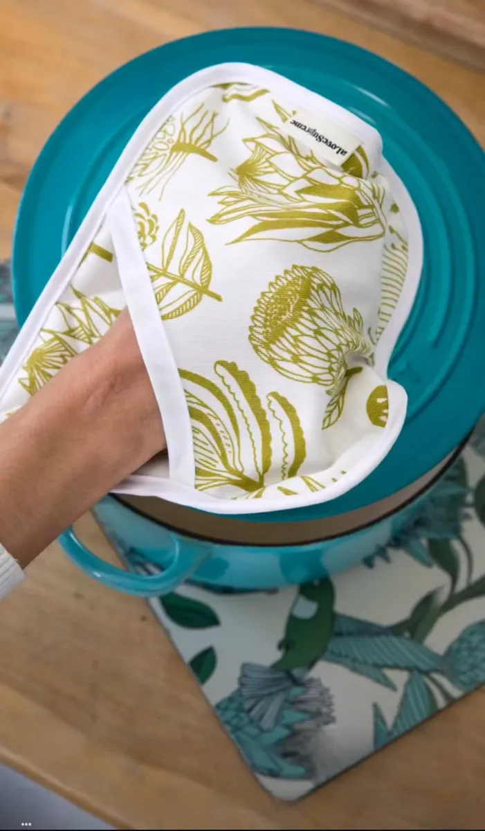 em-pot-holder-floral-kingdom-ochre-on-white-02