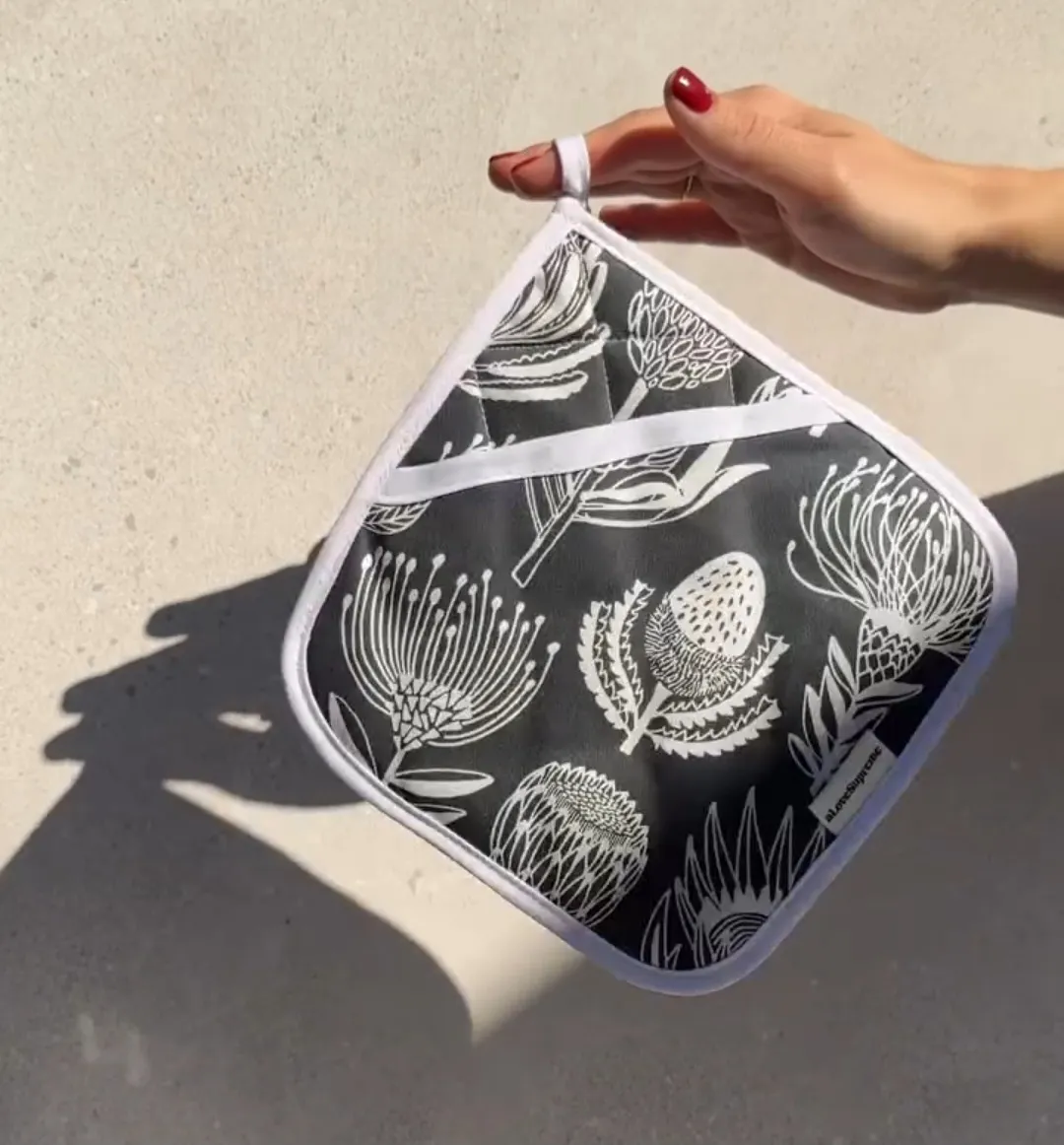 em-pot-holder-floral-kingdom-white-on-grey-02