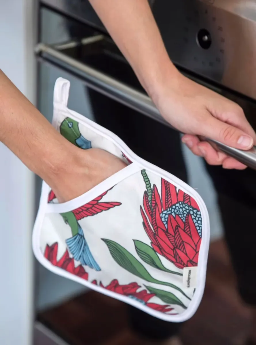 em-pot-holder-protea-red-on-white-01