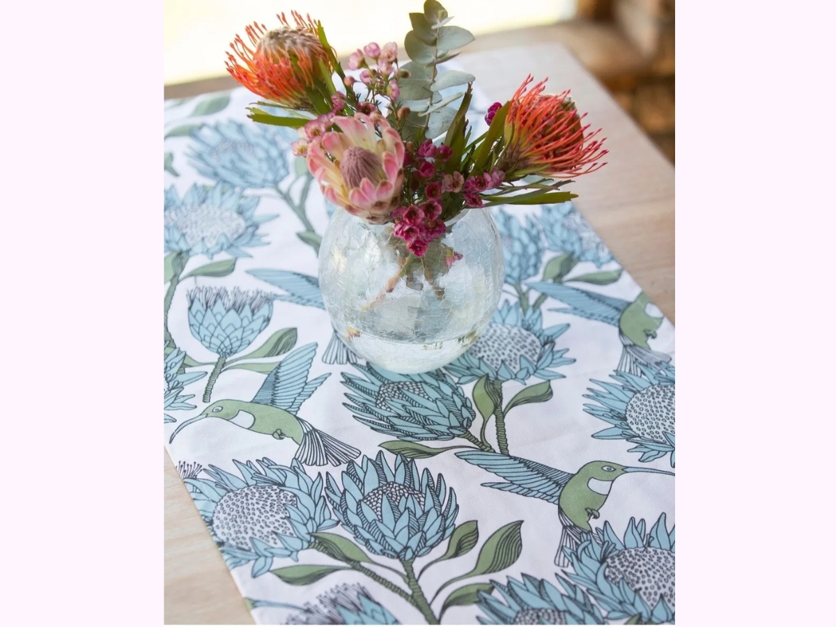 em-runner-protea-blue-on-white-02