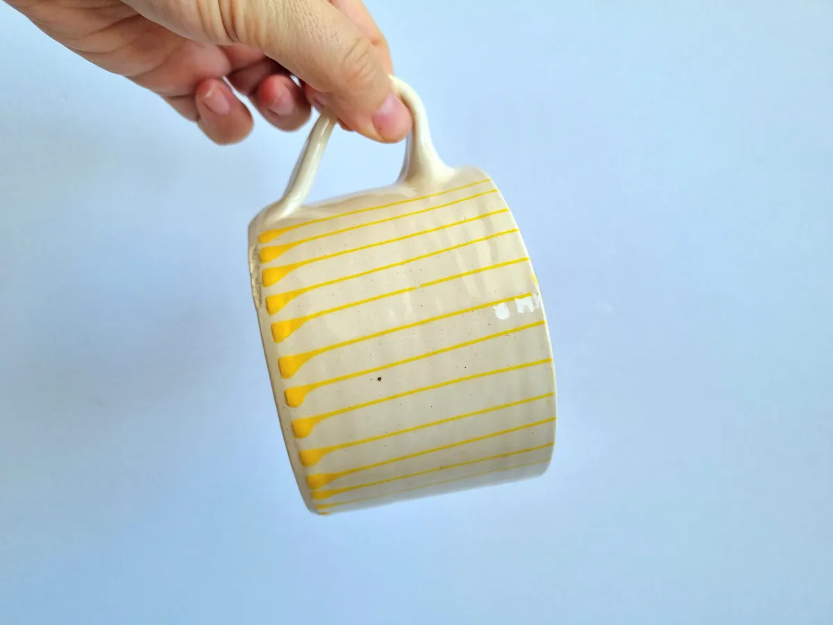 em-squat-mug-studio-line-vertical-yellow-01