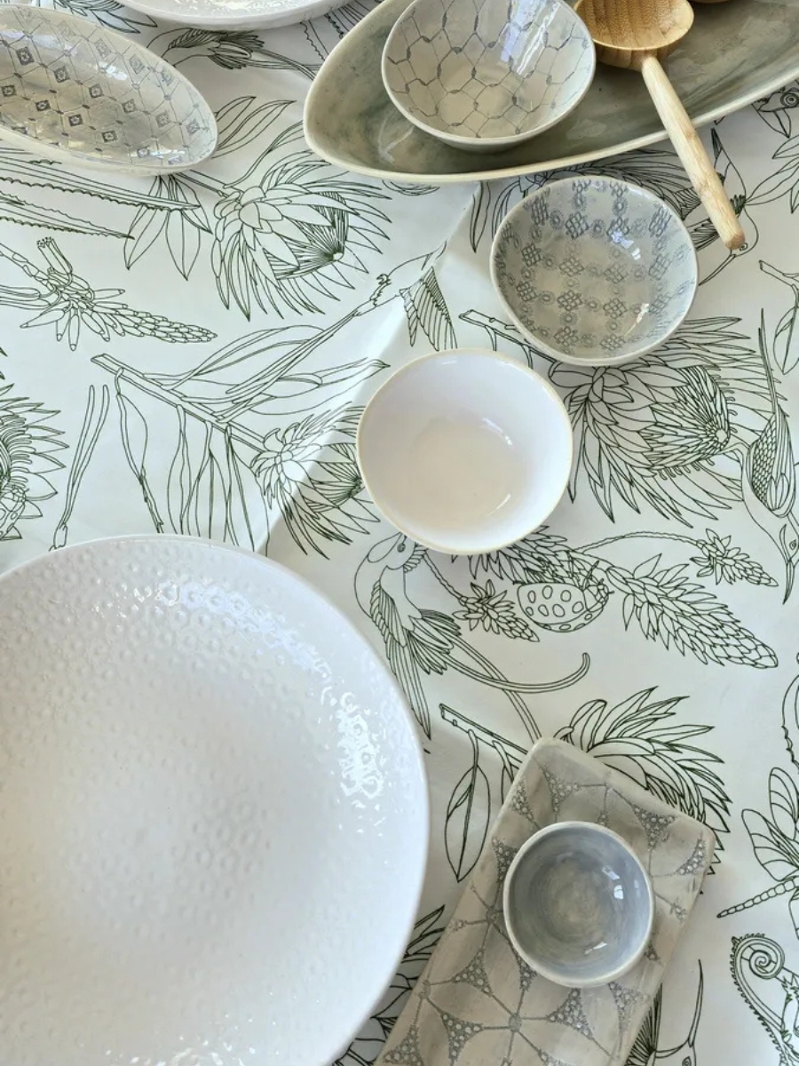 em-tablecloth-bloom-essence-olive-on-cream-01
