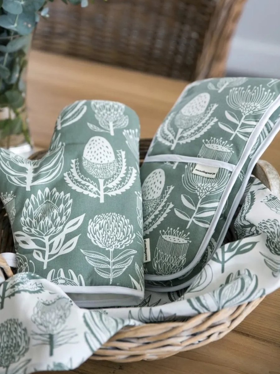 em-double-oven-glove-floral-kingdom-white-on-sage-01